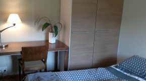 A306 (2+2h) makuuhuoneen työpiste, jossa verkkokaapeli tietokoneelle.